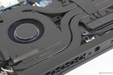 Die Kühllösung besteht aus zwei Lüftern mit je 94 Lamellen und vier Kupfer-Heatpipes