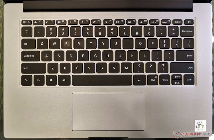 Die Tastatur hat keine Hintergrundbeleuchtung, und der Touchpad-Bereich ist recht klein