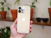 Das Apple iPhone 16 Pro soll ein größeres Gehäuse erhalten, um Platz für eine Periskop-Kamera zu schaffen. (Bild: Thai Nguyen)