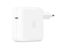 Apples neues 70 Watt Ladegerät wird kompakter und etwas leistungsstärker. (Bild: Apple)