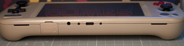 Unterseite: microSD-Kartenleser (unter Abdeckung); 3,5 mm Headset-Anschluss; USB C 4.0 (Displayport, Powerdelivery)