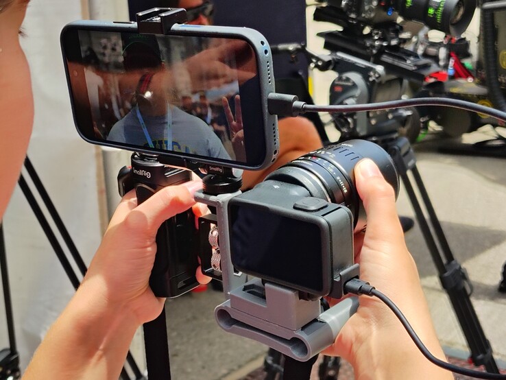 Mission 1 Pro ILS mit 3D-gedruckter Halterung, linkem SmallRig-Griff, per USB angebundenem Smartphone und TTArtisan APS-C 40mm F2.8 Makro-Objektiv