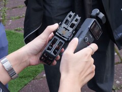 Die HoverAir Versa ist Gimbal-Kamera und Drohne zugleich