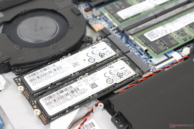 Bis zu zwei PCIe4-x4-SSDs werden unterstützt. Unser Testgerät hat uns mit zwei Laufwerken ohne RAID erreicht, es ist jedoch auch möglich die Laufwerke in RAID 0 oder 1 zu betreiben.