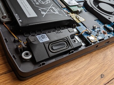 Zwei nach unten gerichtete 2 Watt Lautsprecher in den Ecken der Front