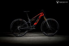 Das Rotwild R.X735 will ein leichtes E-Mountainbike mit großem Akku sein