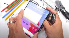 JerryRigEverything zeigt im Samsung Galaxy Z Fold5 Teardown vor, wie man sein teures Foldable nicht zerlegen sollte.