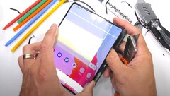 JerryRigEverything zeigt im Samsung Galaxy Z Fold5 Teardown vor, wie man sein teures Foldable nicht zerlegen sollte. 