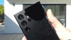 Trotz Gorilla Glas Victus 2 sollte man sein neuwertiges Samsung Galaxy S23 Ultra nicht fallen lassen, wie ein erster Durability- und Drop-Test zeigt. (Bild: PBKReviews)
