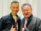 Ein Bild von Shuhei Yoshida mit Keiji Inafune.