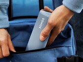 Sonos Roam packt Bluetooth und Wi-Fi ins kompakte, wasserfeste Gehäuse. (Bild: Sonos)