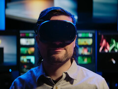 Abgebildet ist ein Spieler, der ein Valve Steam Frame VR-Headset trägt
