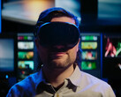 Abgebildet ist ein Spieler, der ein Valve Steam Frame VR-Headset trägt