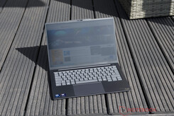 Lenovo ThinkBook 14x im Außeneinsatz bei Sonnenschein