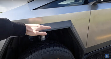 TechRax zeigt die maximale Tiefe an, die für das Durchqueren von Wasser angegeben wird (Bild: TechRax / Youtube)