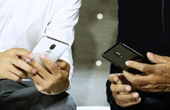 Garantiert kein Fake: Das OnePlus 6 in Schwarz und Weiß.