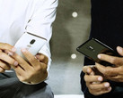 Garantiert kein Fake: Das OnePlus 6 in Schwarz und Weiß.
