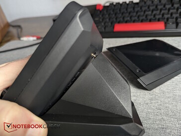 XLR Dock an den USB-C-Anschluss ran, dann wieder fest schrauben