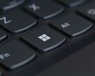 Nahaufnahme der Windows-Taste auf einer schwarzen Laptop-Tastatur