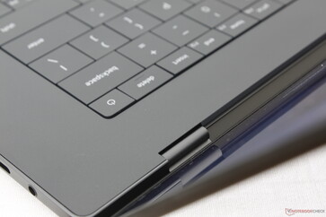 Die Scharniersteifigkeit ist anständig, aber beim Einstellen der Winkel wackelt sie ein wenig