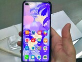 Das Huawei Nova 6 zeigt sich und seine pillenförmige Dual-Selfie-Cam in Hands-On-Bildern.