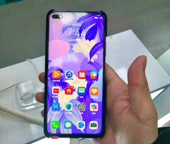 Das Huawei Nova 6 zeigt sich und seine pillenförmige Dual-Selfie-Cam in Hands-On-Bildern.