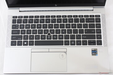 Das Tastaturlayout ist weitgehend gleich geblieben, mit Ausnahme der geänderten Sekundärfunktionen in der oberen rechten Ecke. Die programmierbare HP-Taste ist eine neue Ergänzung.