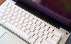 Das &quot;MechBook&quot; ist kaum die eleganteste Möglichkeit, die Tastatur eines MacBook Pro aufzurüsten. (Bild: Squashy Boy)