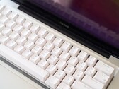 Das "MechBook" ist kaum die eleganteste Möglichkeit, die Tastatur eines MacBook Pro aufzurüsten. (Bild: Squashy Boy)