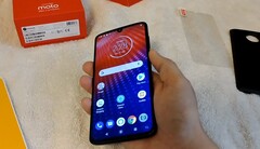Das Motorola Moto Z4 gab es bereits bei Amazon, wir haben ein Hands-On-Video.