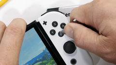 Das Nintendo Switch (OLED-Modell) verzichtet beim Display weiterhin auf robustes Gorilla Glass. (Bild: JerryRigEverything)