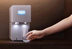 Samsungs Bespoke AI Ice & Water Purifier liefert sowohl sauberes Wasser als auch Eiswürfel.