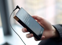 Der Sony NW-ZX707 Walkman ist deutlich größer als sein Vorgänger, bietet dadurch aber auch ein größeres Display. (Bild: FlashingDroid / YouTube)