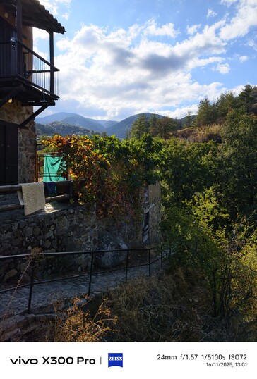 Vivo X300 Pro 24mm Raw Lighting.