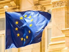 Wehende EU-Flagge vor historischer Architektur