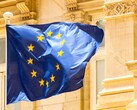 Wehende EU-Flagge vor historischer Architektur