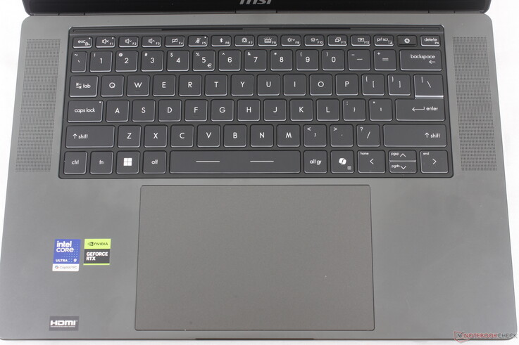 Das Clickpad ist deutlich gewachsen: von 13,1 x 8,2 cm beim Stealth 16 von 2023 auf 16,1 x 10 cm bei der aktuellen Version