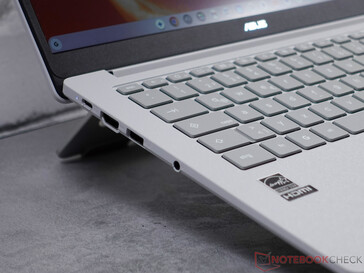 USB-C (5 GB/s, DP und PD), HDMI, USB-A, 3.5 mm Headset