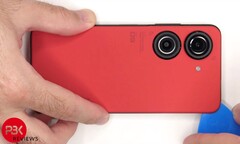 Das Asus Zenfone 9 kann zwar recht modular repariert werden, Asus verwendet aber viel Klebstoff, der Reparaturen erschwert. (Bild: PBKreviews)