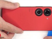Das Asus Zenfone 9 kann zwar recht modular repariert werden, Asus verwendet aber viel Klebstoff, der Reparaturen erschwert. (Bild: PBKreviews)