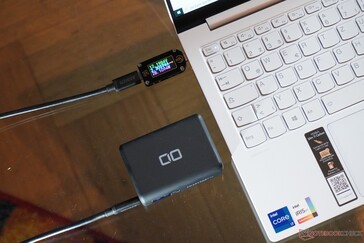 Die Smartcoby Pro Powerbank liefert etwa 28 Watt an ein Lenovo Yoga Slim 7i Carbon.