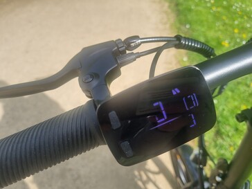 Das Display ist übersichtlich, die Bedienung gelingt mit zwei Tasten (Scheinbares Display-Flackern durch Aufnahme bedingt)