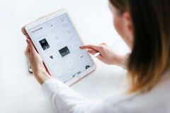 Das günstigste Apple iPad soll weiterhin beim alten Design und beim Lightning-Anschluss bleiben. (Bild: Marek Levák)
