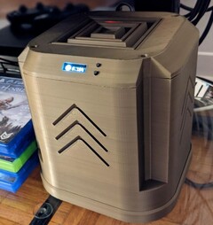 Raspberry Pi: Dieses stylische NAS nimmt vier Festplatten auf und ist mit einem Display ausgestattet (Bild: Reddit)