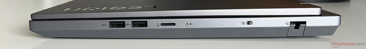 Rechts: 2x USB-A 3.2 Gen.1 (5 Gbit/s), microSD-Kartenleser, Webcam eShutter, GGigabit-Ethernet