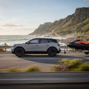 Der neue Ford Explorer Collection kombiniert die exklusive Lackierung in Cactus Grey mit einem erstarkten LFP-Akku und bringt eine vollwertige 230-Volt-Steckdose direkt in den Kofferraum.