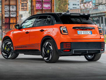 Agilität im Fokus: Dank Perfo-eCMP Plattform und tieferem Schwerpunkt verspricht Abarth für den 600e ein Gokart-ähnliches Fahrverhalten (Bild: Abarth).