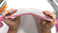 Kein gutes Ergebnis für den Durability-Test des Apple 2022 iPad 10. Nach dem Bruch im Bend-Test folgt dann auch gleich der Teardown.