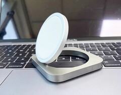 Der Apple Magic Charger lädt ein iPhone oder auch AirPods per MagSafe. (Bild: @TheBlueMister)