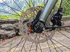 Das System arbeitet mit zwei Kolben und bringt das Rad sicher zum Stehen